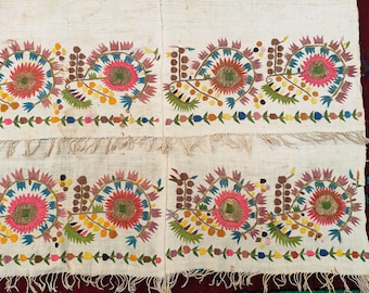 Tela antigua con bordado floral: panel de rubia tejido a mano (245 x 125 cm)