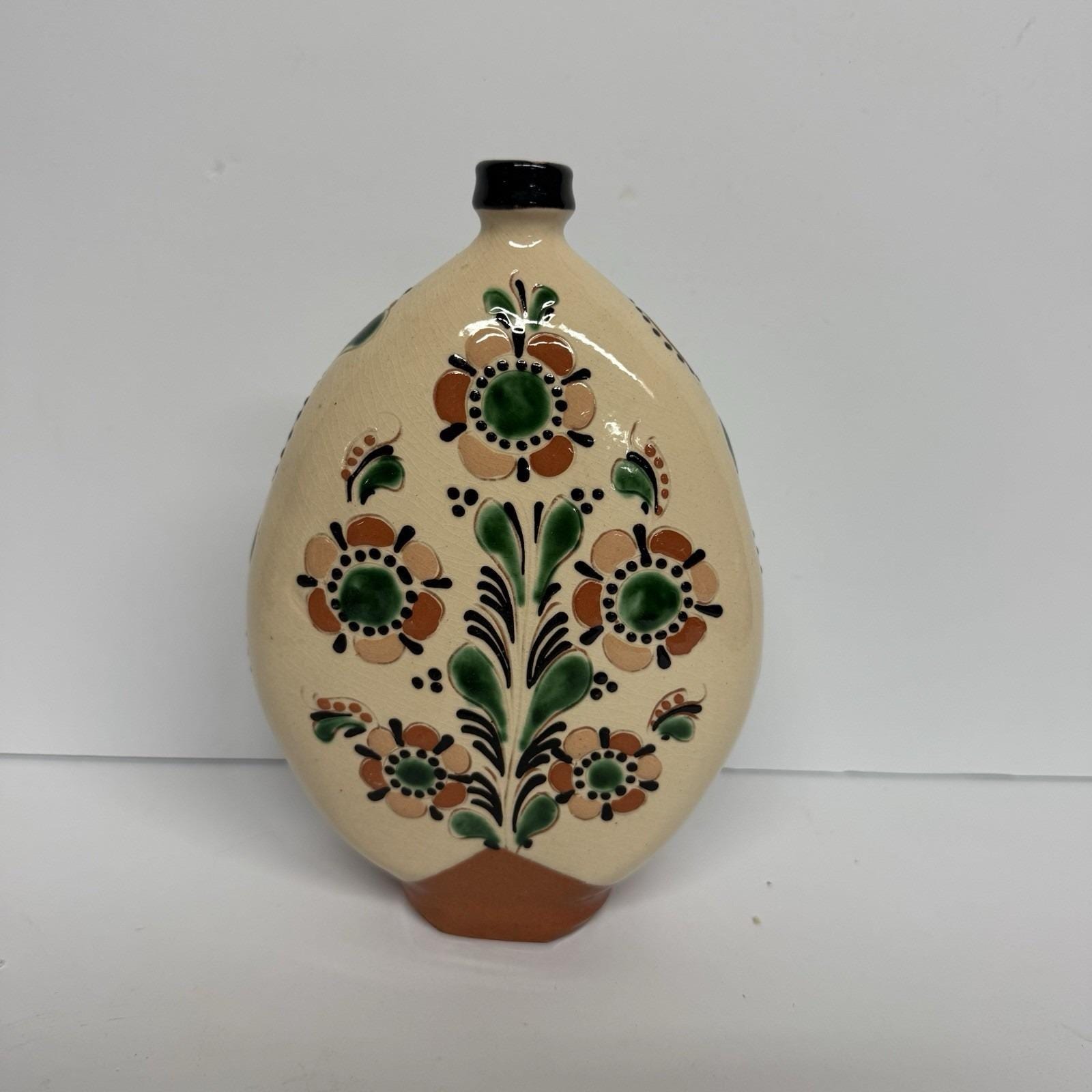 フローラルデザインの陶器花瓶　 ハンガリー製ホロハーザ フローラルデザインの陶器花瓶 ハンガリー製ホロハーザ