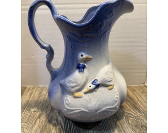 Vintage blau-weißer Keramikkrug mit einem Gänse Ducks Cottage Core-Motiv