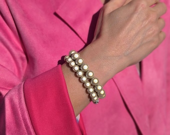 Leuchtende Perlen Armband in Champagner mit Magischen Perlen, Trendfarbe, handgefertigt, Schmuck, Sommer, elastisch
