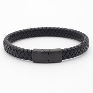 3つの留め具オプションを備えた幅広のブラック編み込みメンズレザーブレスレット
