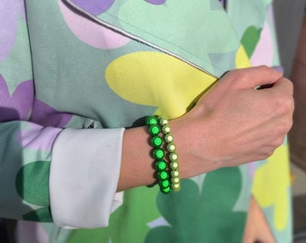 magisches Perlenarmband in der Trendfarbe Grün, hellgrün, handgefertigt, Schmuck, Sommer, elastisch