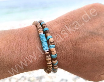 Peut inclure: Deux bracelets en perles de bois brun et en perles bleu turquoise avec des accents argentés. Les bracelets sont portés au poignet.