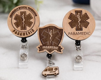 EMS Sanitäter Abzeichen Reel | Hölzern graviert Ausweishalter | EMT Medal ID Clip Star of Life Abzeichen Reel | Geschenk für Pflegekräfte