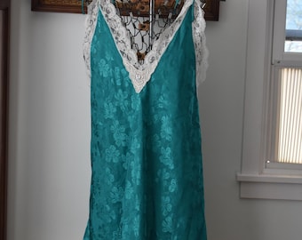 1980's Delicates Short Nightgown // Size Medium