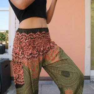 Olivgrüne Sommerhose mit Mandala-Blumenmuster und Elastikbund Harem Pump Yoga Goa Aladdin Hippy Boho Gypsy Ballon Baggy Hose aus Viskose Bild 6