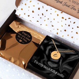 Caja de regalo con collar con inicial personalizada, joyería personalizada para esposa, joyería para mamá primeriza, collar para esposa