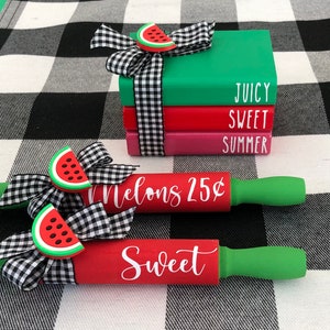 Deegrollers voor watermeloen en miniboekjes | Watermeloendecoratie | Zomerdecor | Woondecoraties | Gelaagd dienbladdecor | Houten boeken | Keukendecoratie