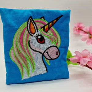 Könnte beinhalten: Eine blaue Stofftasche mit einem bunten gestickten Einhorn-Motiv. Das Einhorn hat eine rosa und grüne Mähne und ein gelbes Horn.