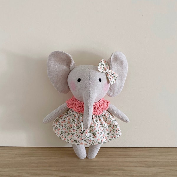 Muñeco elefante con ropa extraible. Muñeca elefante hecha a mano. Muñeca de lino. Regalo único para niños. peluches