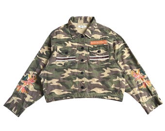 Kurtka MOUSSY Japan z haftem w stylu japońskim, skrócona, w kamuflażu „Nostalgic Future” z motywem lilii, rozmiar uniwersalny
