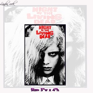 Peut inclure: Image en noir et blanc d'une femme aux cheveux longs regardant directement le spectateur. L'image est une affiche du film "La Nuit des morts-vivants". L'affiche mesure 7,6 cm de large et 10,2 cm de haut.