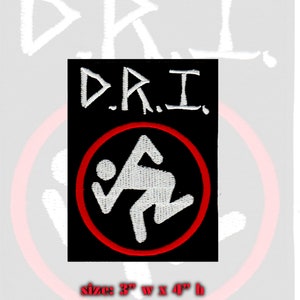 Peut inclure: Patch thermocollant représentant le groupe D.R.I. avec son logo, un personnage blanc en bâton dans un cercle rouge, sur fond noir. Le patch mesure 7,6 cm de large et 10,2 cm de haut.