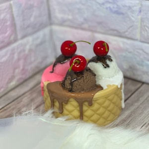 Gefälschte Eisdose aus Resin mit Deckel und Kirschen