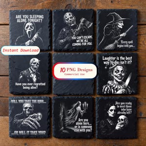 Könnte beinhalten: Ein Set aus neun quadratischen Schieferuntersetzern mit gruseligen Illustrationen und Text. Designs umfassen einen Geist, eine Hexe, einen Clown und einen Zombie, mit Sätzen wie "Are you sleeping alone tonight?" und "You can't escape."