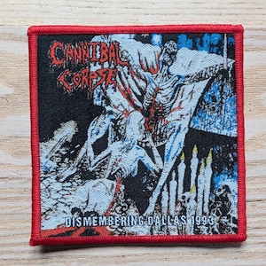 Può includere: Un cartello in legno fatto a mano con la scritta "Welcome to our home" in stile scritto a mano. Il cartello è dipinto di bianco con lettere nere e una finitura invecchiata, misura circa 30 cm di larghezza.