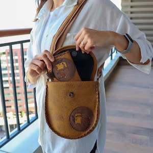 Conjunto de bolsa e carteira com design de guaxinim | Bolsa transversal de couro | Porta-moedas vegano | Bolsa de ombro estilo vintage | Bolsa escolar estilo boho | Porta-cartões de crédito feminino