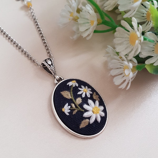 Daisy Embroidered Jewelry|Stylish Handmade White Floral Embroidery Necklace|Vintage Style Embroidered Pendant|Unique Gift for Her