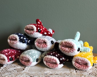 Pequeños amigos del tiburón ballena hechos a mano en crochet
