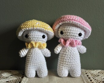 かぎ針編みのマッシュルームボーイのぬいぐるみ、あみぐるみの