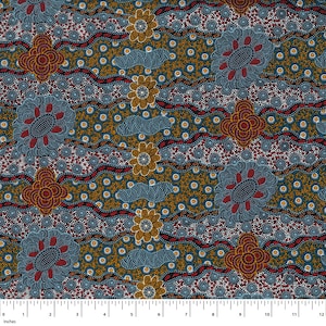 Puede incluir: Una tela azul y marrón con un patrón repetitivo de flores estilizadas, puntos y líneas onduladas. La tela tiene una apariencia texturizada.