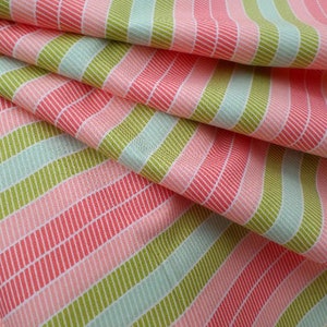 Puede incluir: Primer plano de tela doblada con un patrón de rayas. La tela presenta rayas alternas rosas, verde claro y azul claro, con finas líneas blancas. La tela es probablemente de algodón o un material similar, adecuado para ropa o decoración del hogar.