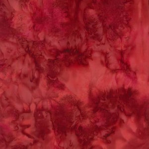 Può includere: Tessuto rosso con un motivo marmoreo e tie-dye. Il tessuto ha una texture morbida e fluida e un colore rosso profondo e ricco.
