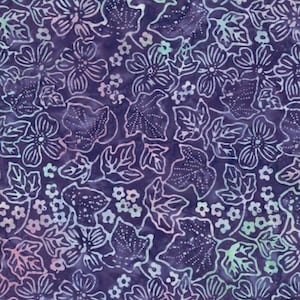Puede incluir: Tela morada con un patrón floral blanco. El patrón incluye hojas y flores. La tela tiene un estilo batik.
