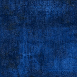 Op de afbeelding: Een donkerblauwe stof met een textuur en een verweerde uitstraling. De stof heeft een geweven patroon en een gevlekt effect, met variaties in de blauwe tint die diepte creëren. De algehele uitstraling doet denken aan een vintage of versleten textiel.