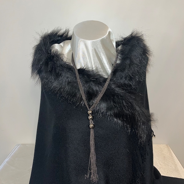 Etole/Châle Femme noire avec liseré fausse fourrure et frange/Echarpe/Cape/Chaud/Laine/Elégant/Cadeaux/St Valentin /Soirée/Chic/Mode/Hiver