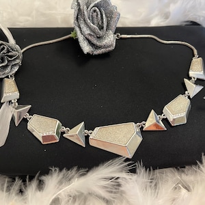 Rhodium-Silber-Halskette für Damen, verziert mit Swarovski-Kristallen/Choker in geometrischer Form/Strasssteine/Geschenk/Accessoire/Chic/Mode/Glänzend/Abend