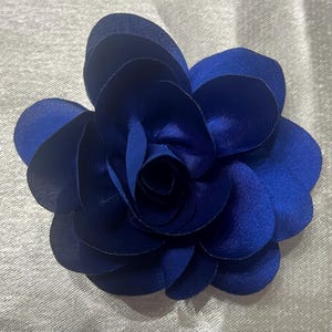 Broche Fleur Forme Rose En Tissu Satin Bleu Marine/Broche Épingle/Barrette/Accessoire De Vêtement/Sac/Chapeau/Chic/Elégant/Mariage/Cadeaux