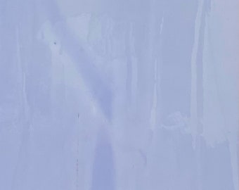 Puede incluir: Una pared azul claro con rayas verticales de pintura blanca.