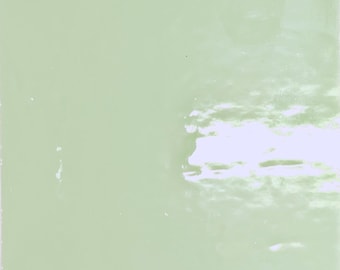 Puede incluir: Un fondo verde claro con una forma blanca similar a una nube en la esquina superior derecha.