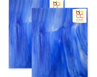 Puede incluir: Dos piezas rectangulares de vidriera azul con un patrón arremolinado de azul claro y blanco. Cada pieza tiene una pegatina en la esquina superior derecha con el texto "BINARI Glass Studio".