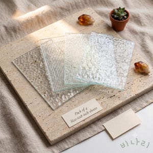 Puede incluir: Un conjunto de cuatro l&aacute;minas de vidrio transparente con superficies texturizadas variadas, cada una de 15,24x20,32 cm. La colecci&oacute;n incluye diferentes patrones como nervaduras lineales y protuberancias org&aacute;nicas e irregulares.