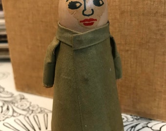 Ramp Walker Soldier Wilson Walkie z II wojny światowej - zabytkowa zabawka kolekcjonerska z lat 30. i 40. XX wieku - oryginalna drewniana z tkaniną odzieżową