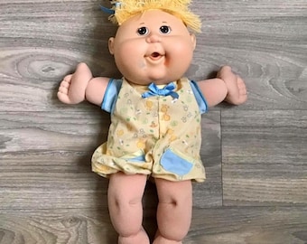 2004 Cabbage Patch Kinder Curly Stoffpuppe