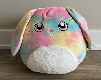 Conejito tie-dye original de Squishmallows de 11 pulgadas, peluche arcoíris de caramelo