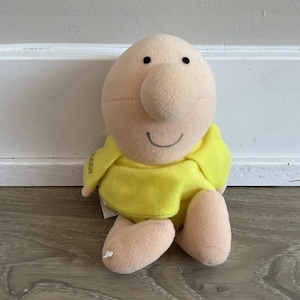 Può includere: Un set di tre ciotole in ceramica ad incastro di dimensioni graduate. Le ciotole presentano una finitura opaca e maculata nei toni del crema, beige e marrone. La ciotola più grande misura circa 20 cm di diametro.