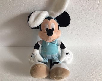 Pelúcia Mickey Mouse da Coleção Disney, 40 cm, com orelhas de coelho e roupa azul.