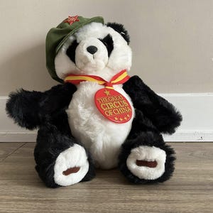 Oso panda Gong Gong con pin de estrella en el sombrero Peluche del Gran Circo de China
