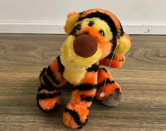 ディズニーストア くまのプーさん ティガー ぬいぐるみ 9インチ
