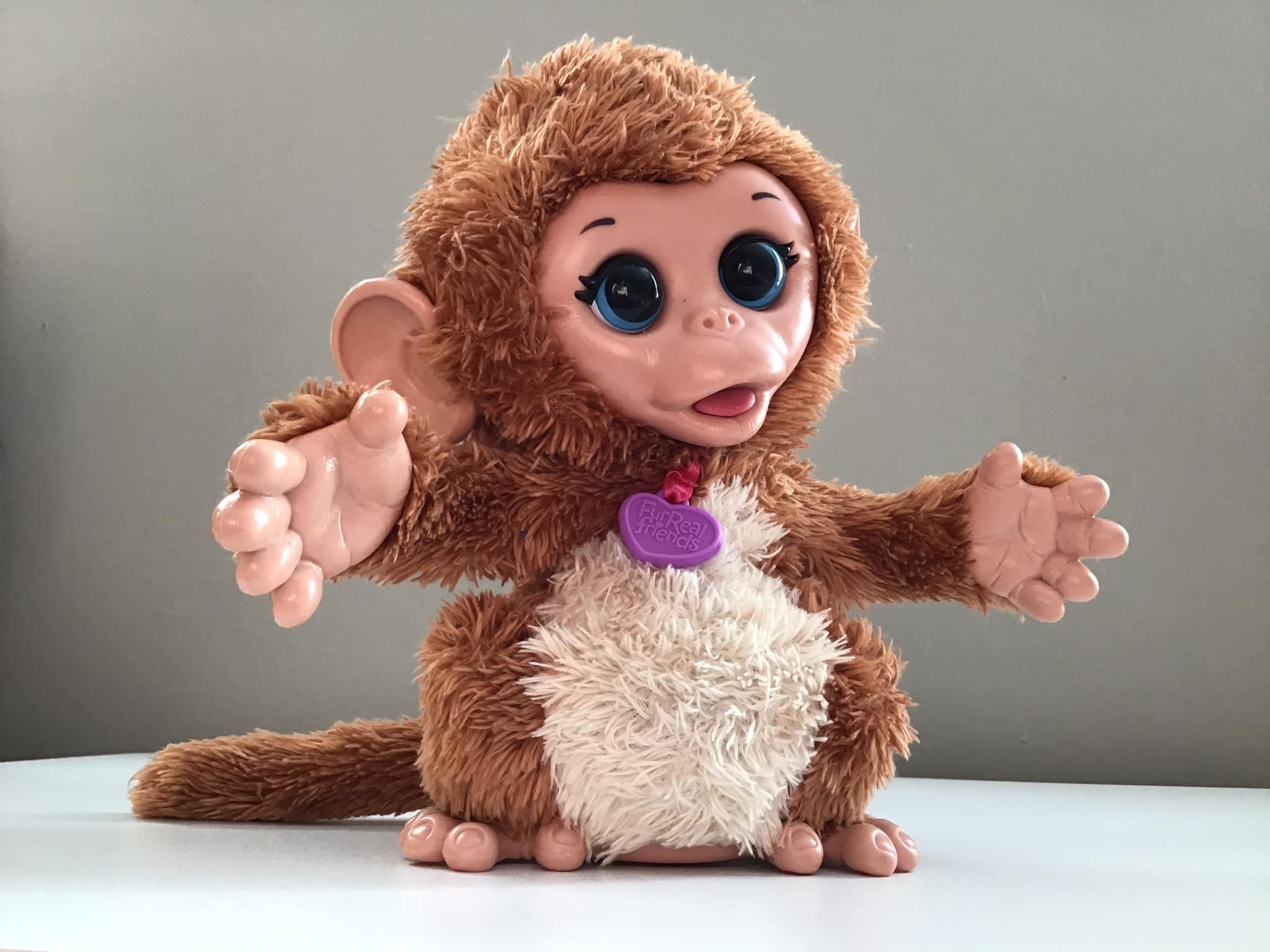 Y - Peluche Interactive Cuddles Le Bébé Singe FurReak Friends Hasbro