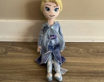 Pluszowa lalka Disney Elsa, pluszowa lalka Kraina Lodu, pluszowa lalka Elsa w lśniącej pelerynie w kształcie płatka śniegu, błyszczącej sukience i satynowych butach