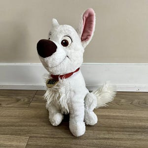 ディズニーストア BOLT ホワイト ぬいぐるみ 犬 座っている