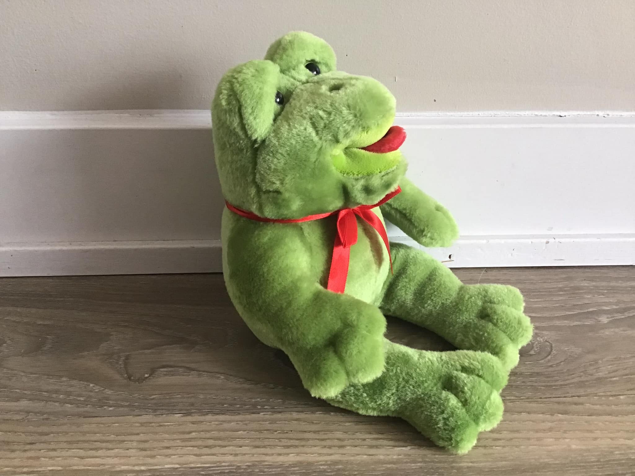 Ganz 赤いリボン付き緑のカエルのぬいぐるみ 8インチ - Etsy 日本