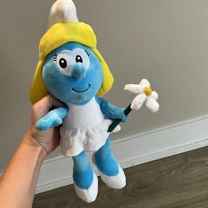 Lindo muñeco de peluche de Pitufo con flor