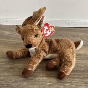Puede incluir: Juguete de peluche de reno marrón y blanco con una etiqueta Ty que dice "2000".