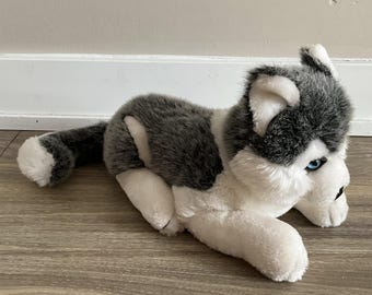 Peluche de cachorro de husky gris y blanco